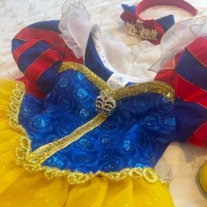 Gorgeous 💫 Disney Snow White Costume, size 4T.
